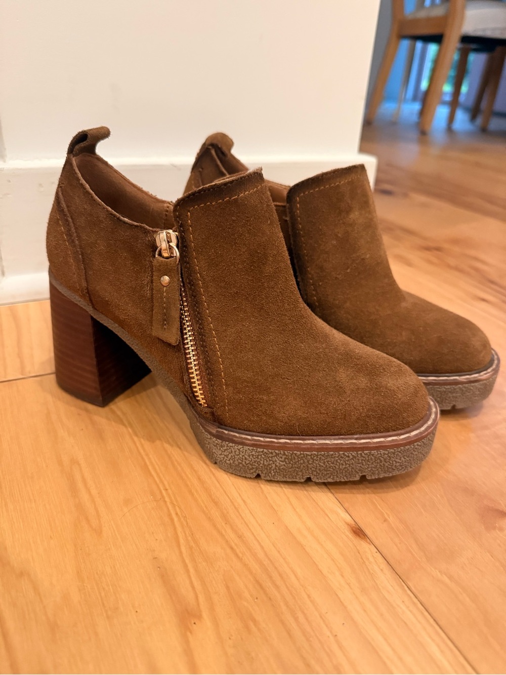 Carmela Brown Suede Block Heel Ankle Booties women’s size 5.